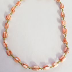 coral shell necklace ./collar de concha en color coral
