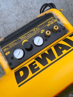 DEWALT 4.5-Gallon Portable Electric 225 PSI Horizontal Air Compressor