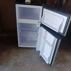 Refrigerador  en buenas condisiones poco uso  todo trabaga vien