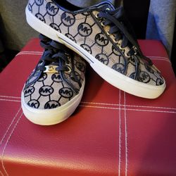 Tennis shoes Michael Kors.