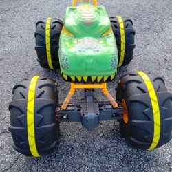 Large Scale Remote Control Vehicle With Remote 