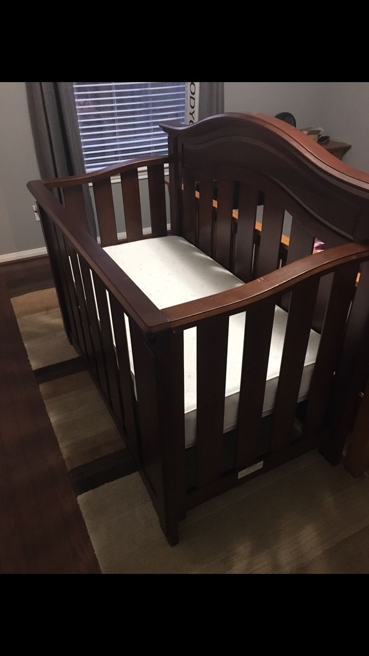 Solid wood crib 3-in-1, Mattress & changing table/dresser