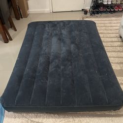 This product is an Intex 10” Dura-Beam air mattress, Queen comes with pump