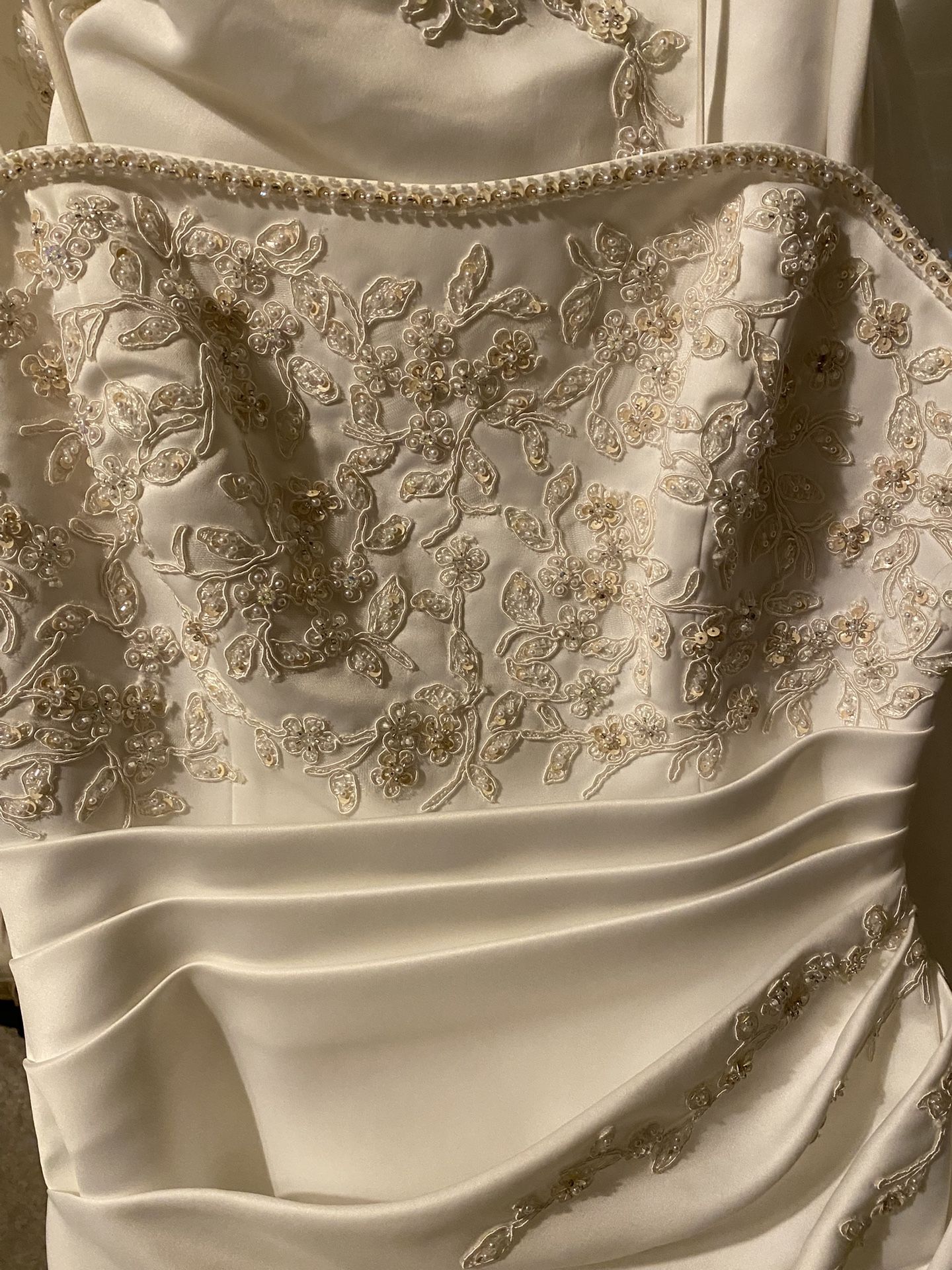 Beautiful Wedding Grown With Long Train. Very Detailed Off White Size 8 New Never Worn