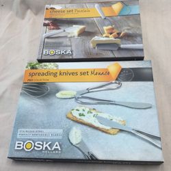 Cheese spreading knife set
