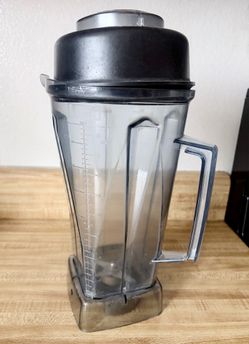 Vitamix Container (8 cups). Need to replace the blade.