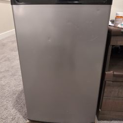 Frigidaire Mini Fridge 4.4 Cu
