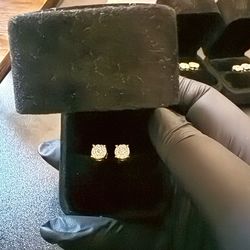 Cluster 4 Pointer Small Stud Moissanite