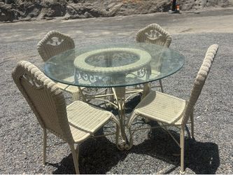 RAUND PATIO SET WHIT TU GLASS