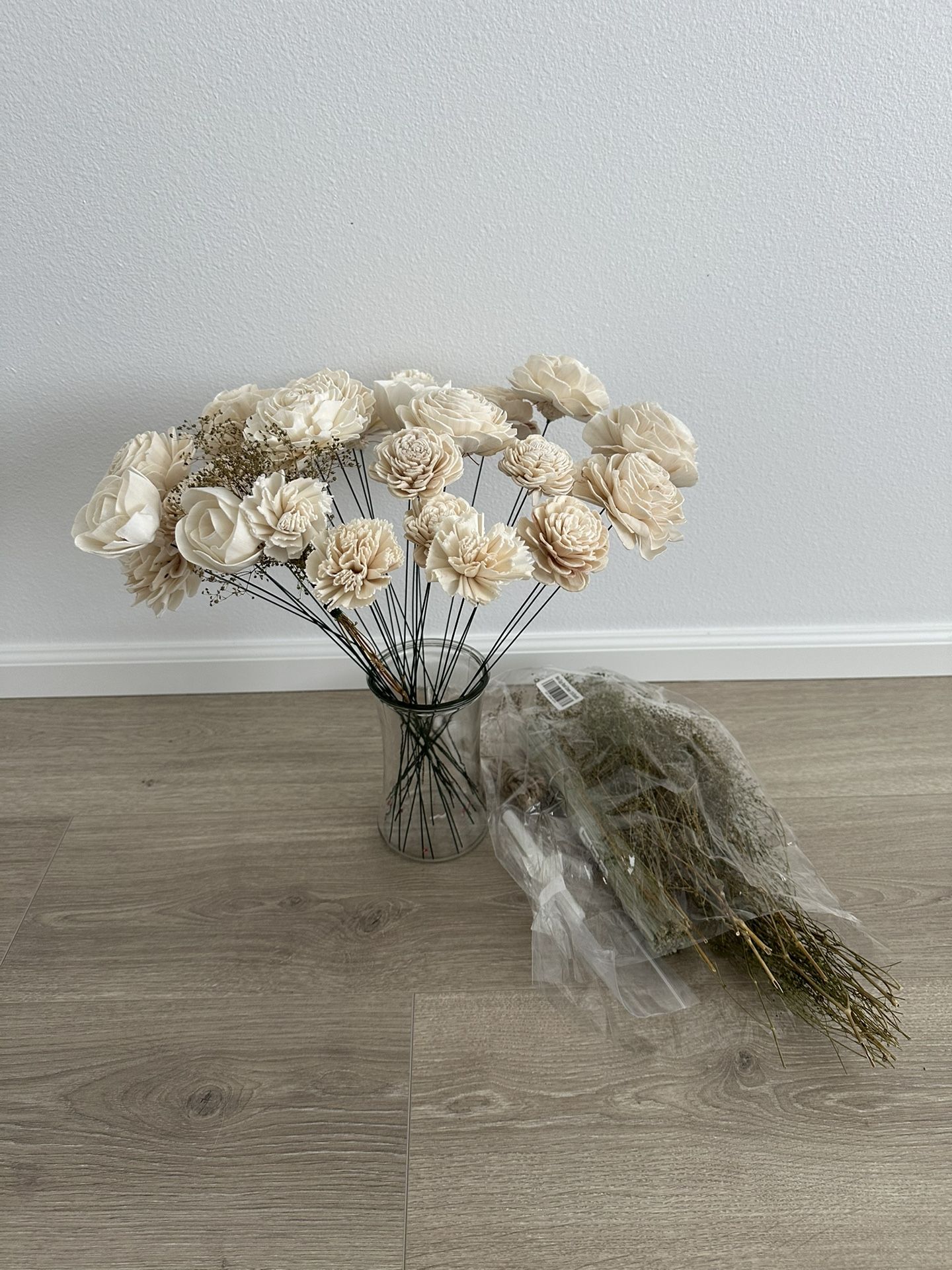 Sola Wood Flowers (24ct Plus Fillers, Glue Stick & Jute Twine)
