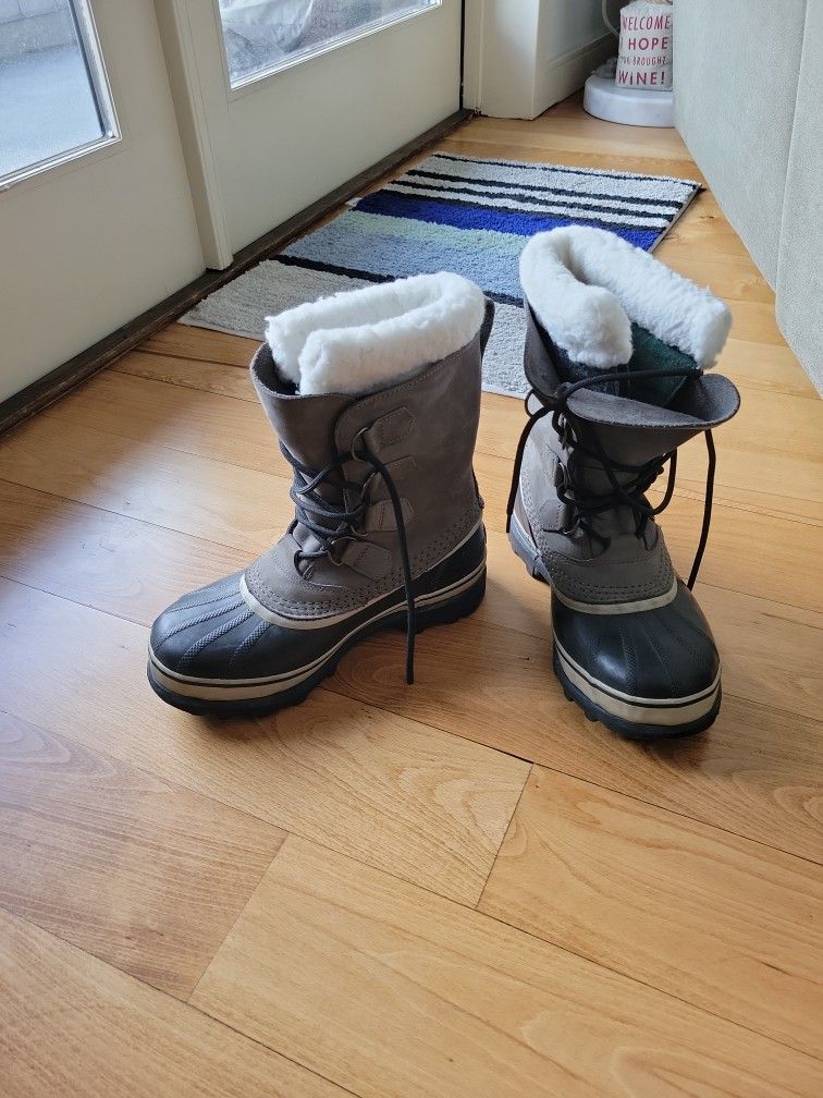 LADIES SOREL CARIBOU BOOTS - SIZE 8