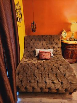 Double-Wide Tufted Chaise Lounge / Daybed - Excellent Condition
