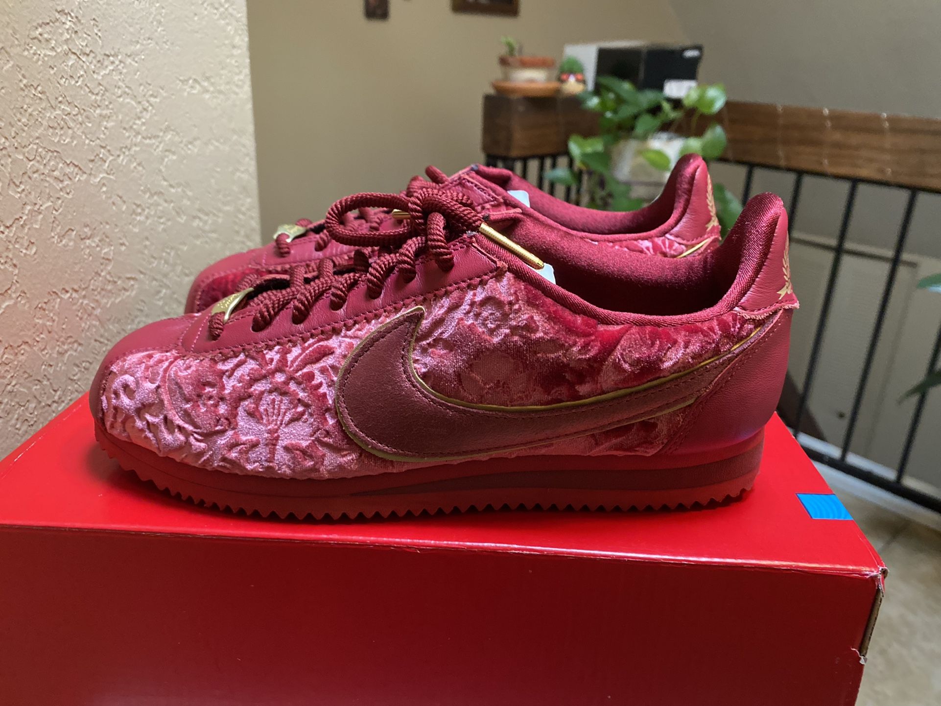 Suede Nike Cortez, Burgundy/Gold, Women Size