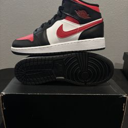Jordan 1 Mid - Black/Fire Red-White