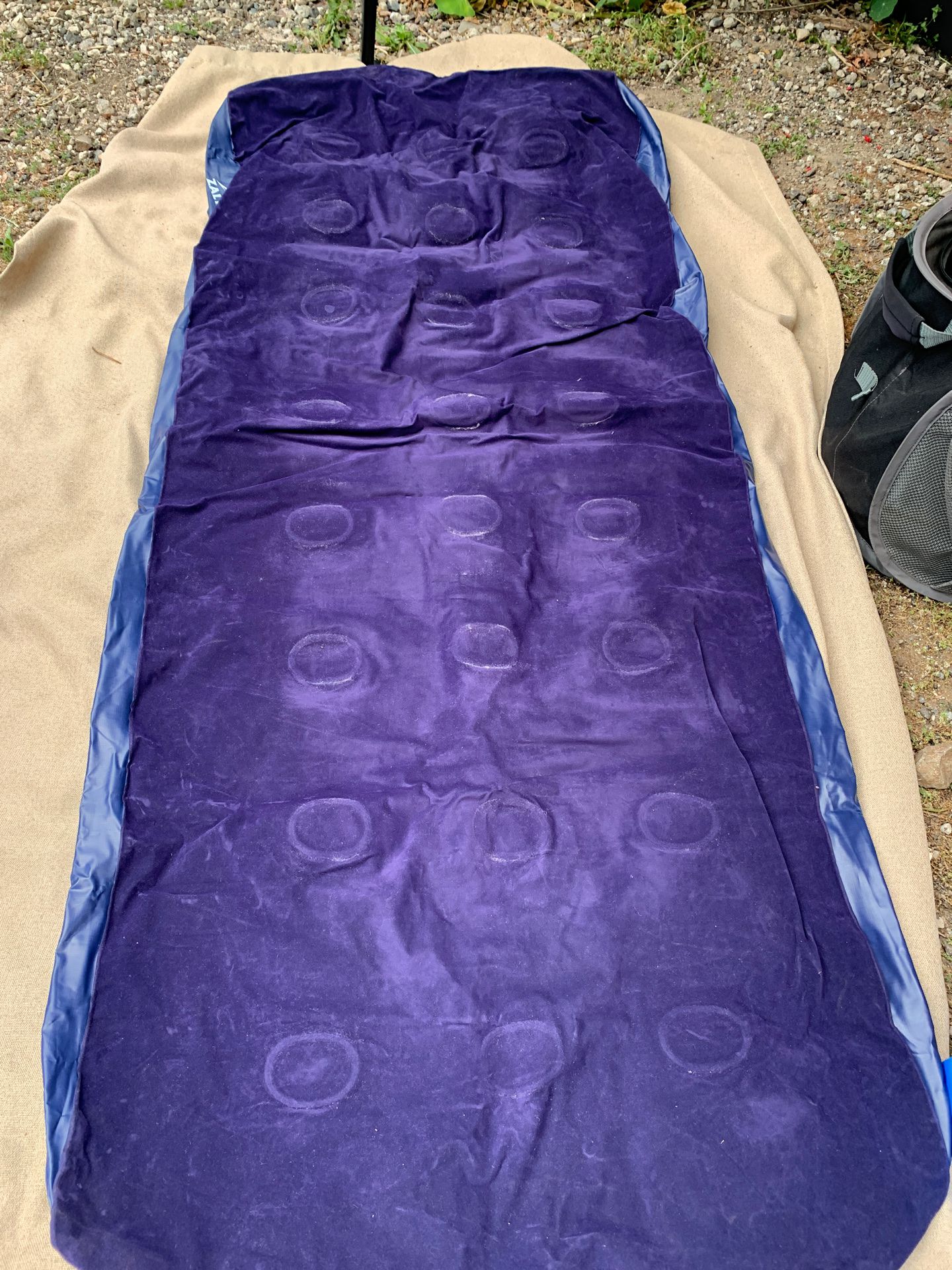 Single size air mattress