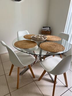Dining room with 4 chairs