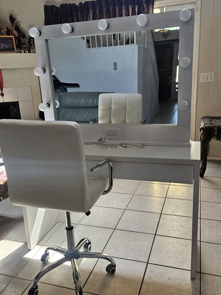 Makeup Vanity With Chair 