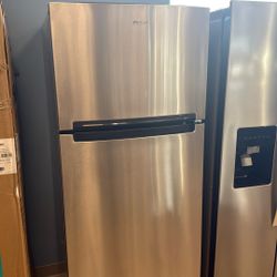 Whirlpool Fridge Top Freezer Bottom Fridge 599$