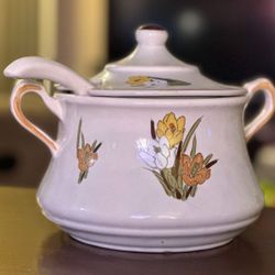 Porcelain 8 ServingSoup Tureen  With Ladle