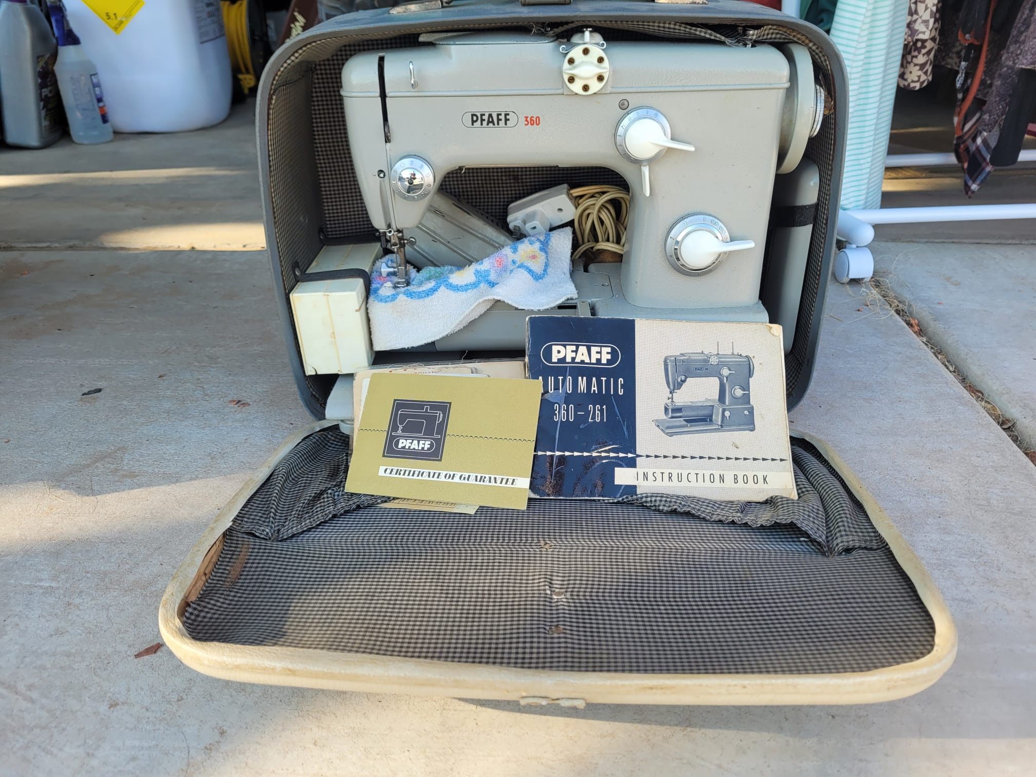 VINTAGE SEWING MACHINE