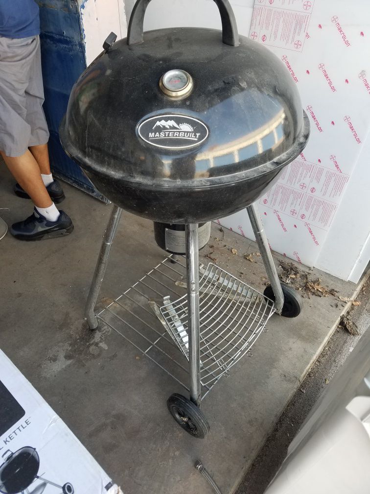 Bbq grill with a pizza oven underneath