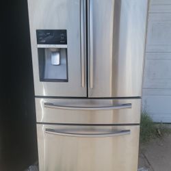 VERY NICE SAMSUNG REFRIGERATOR FOR SALE! IN GREAT CONDITION, WORKS GREAT!!