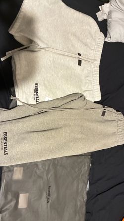 Essentials shorts in pants new size small in small again