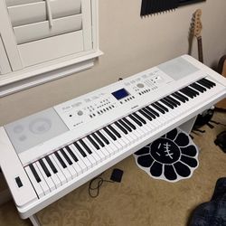 Yamaha DGX-650 Piano Keyboard