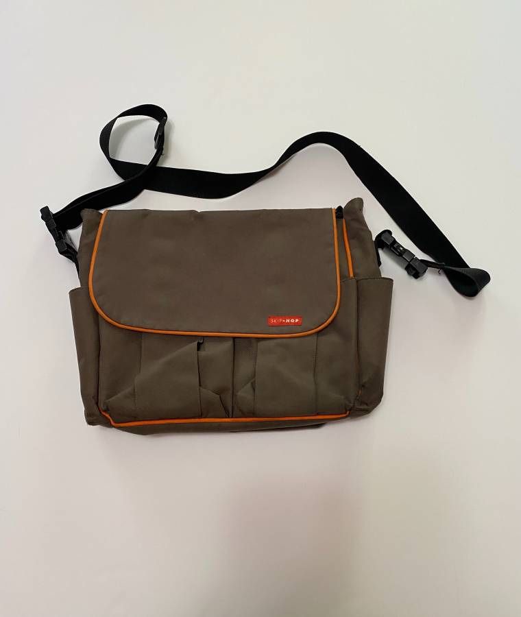 SKIP HOP DIAPER BAG MESSENGER STYLE DESIGN