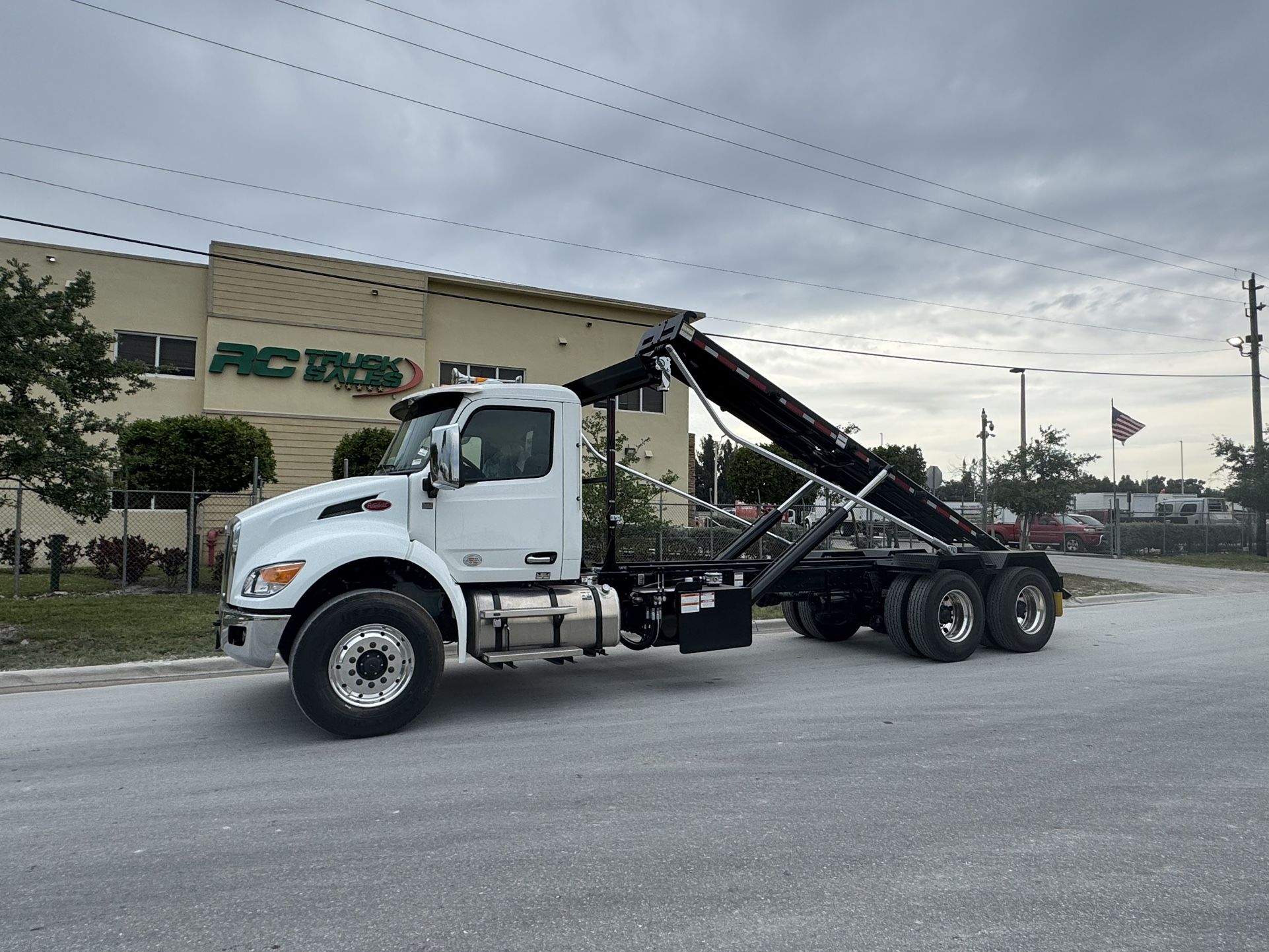 2024 Peterbilt 548 Tandem Axle Rolloff Truck Chassis Mack Kenworth Day Cab Camion Roll Off Dump Truck Cummins Detroit Paccar Caterpillar