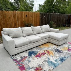 🚚 FREE DELIVERY ! Beautiful White Sectional Couch w/ Chaise