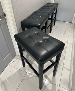 30 in Bar Height Stools Set of 4 in great condition