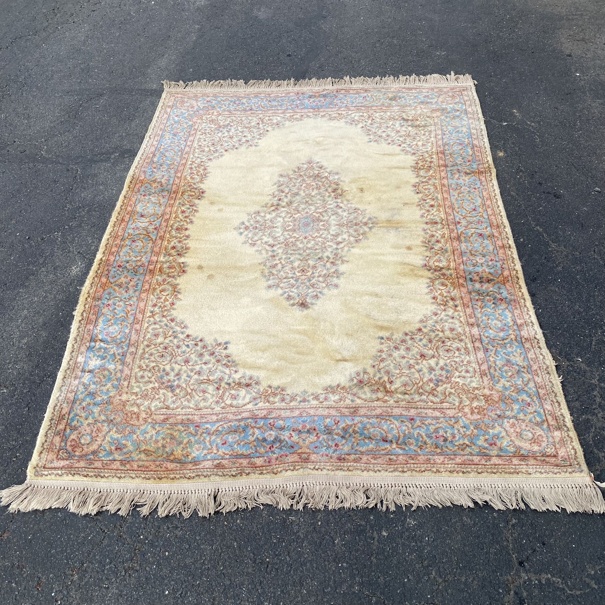 Vintage HARMONY HOUSE “SERVISTAN” 72” x 98” Yellow Oriental Wool Rug Good pre-owned condition. There are some signs of wear as shown in the photos an