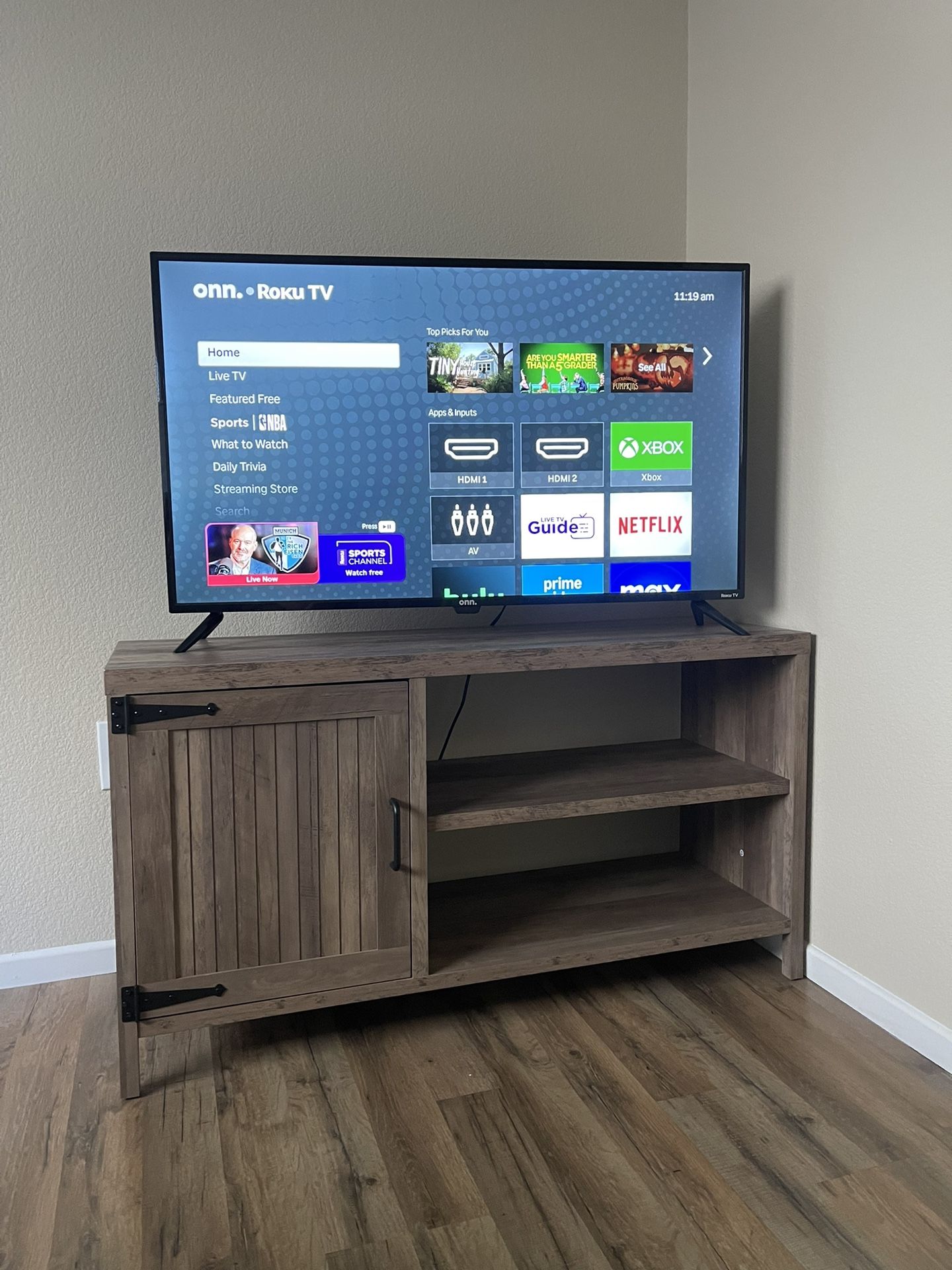 Roku Smart TV And Stand