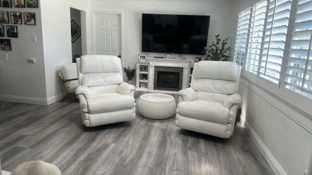 Beautiful white leather recliners.