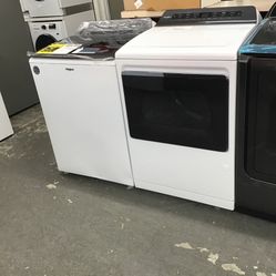 New Scratch And Dent Whirlpool Washer And Dryer Set. 1 year Warranty 