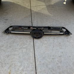 2021 Toyota 4Runner OEM Front Upper Grille 