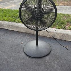 Lasko oscillating pedestal fan