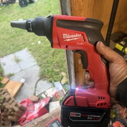 New Milwaukee screwgun with 5 amp battery and charger
