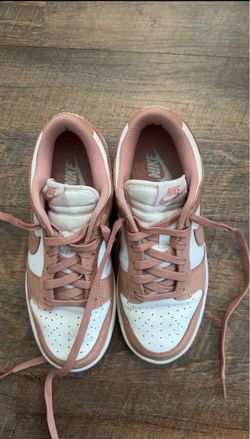 Nike Dunk Lows in a pink/white Size 7