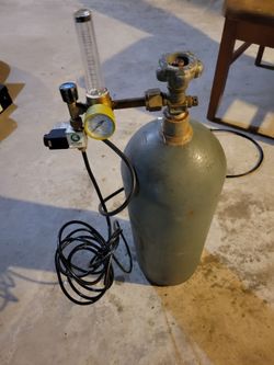 Grow Equipment  20lb Co2 Tank with Titan Controls Regulator