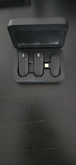 Wireless lavalier microphone set with lightning adapter