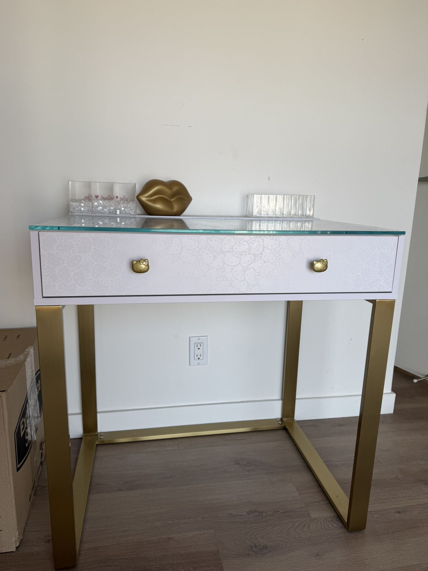 Impression Hello Kitty Slaystation Mini Vanity Table