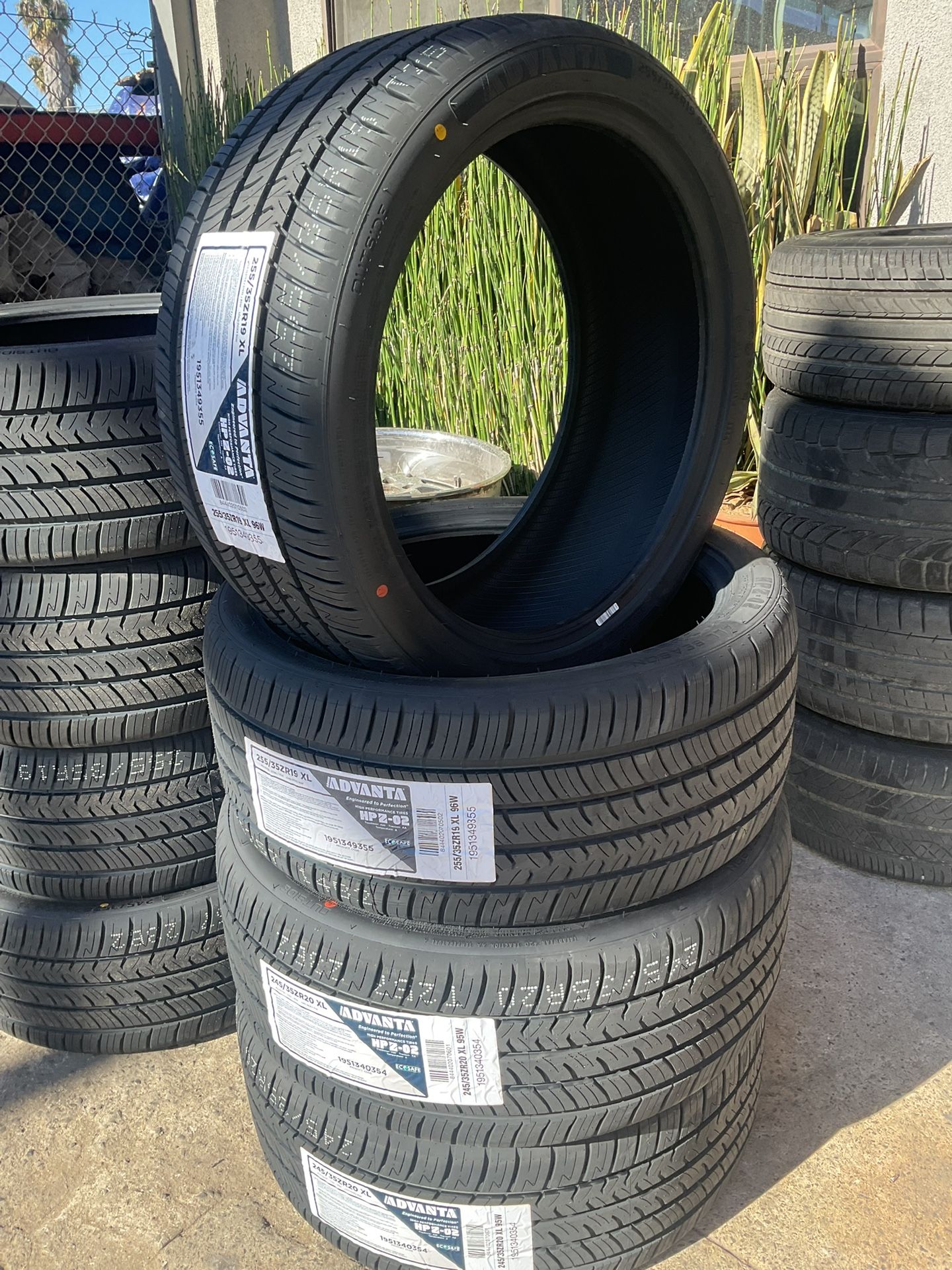 255/35R19 ADVANTA