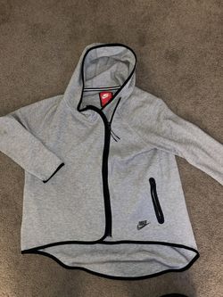 Woman’s Nike Tech Fleece Size M
