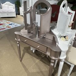 Kasey Corner Vanity Set 