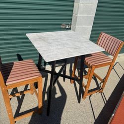 Mesita alta y 2 sillas altas / 2 chairs and tall table / $135 located in Salina’s ca  Chairs tall are 30” and table hight is 42” and is 31”x31” 