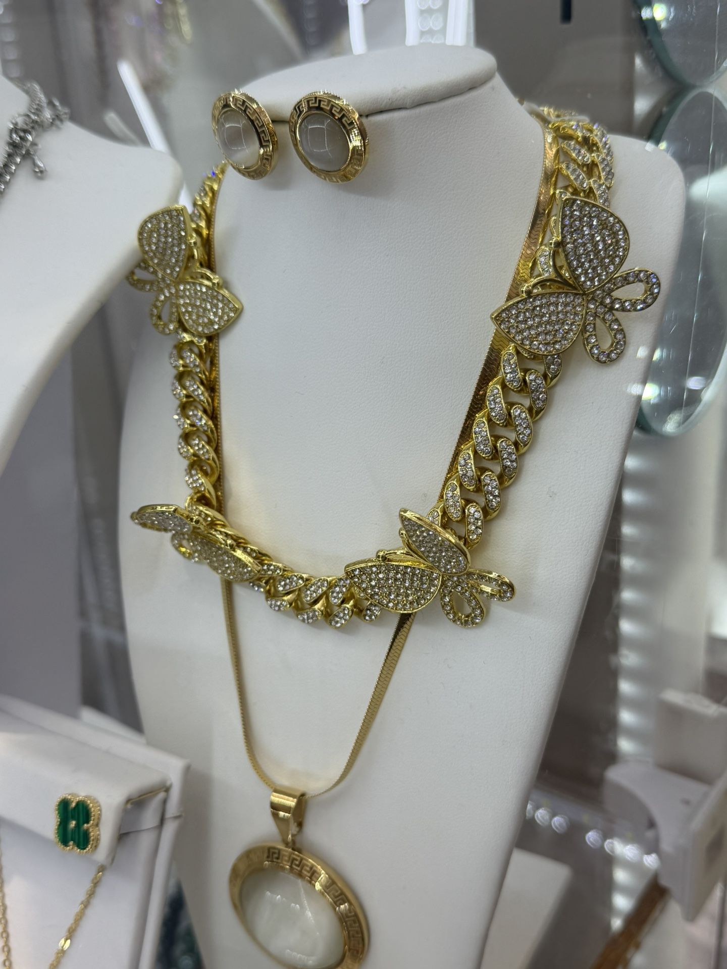 🌟 Luxury Butterfly Brass metarial Necklace Set 🌟