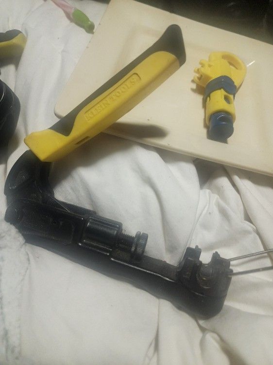 Heavy-Duty Multi-Connector Compression Crimper
VDV211-063