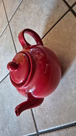 Large tea pot in great condition